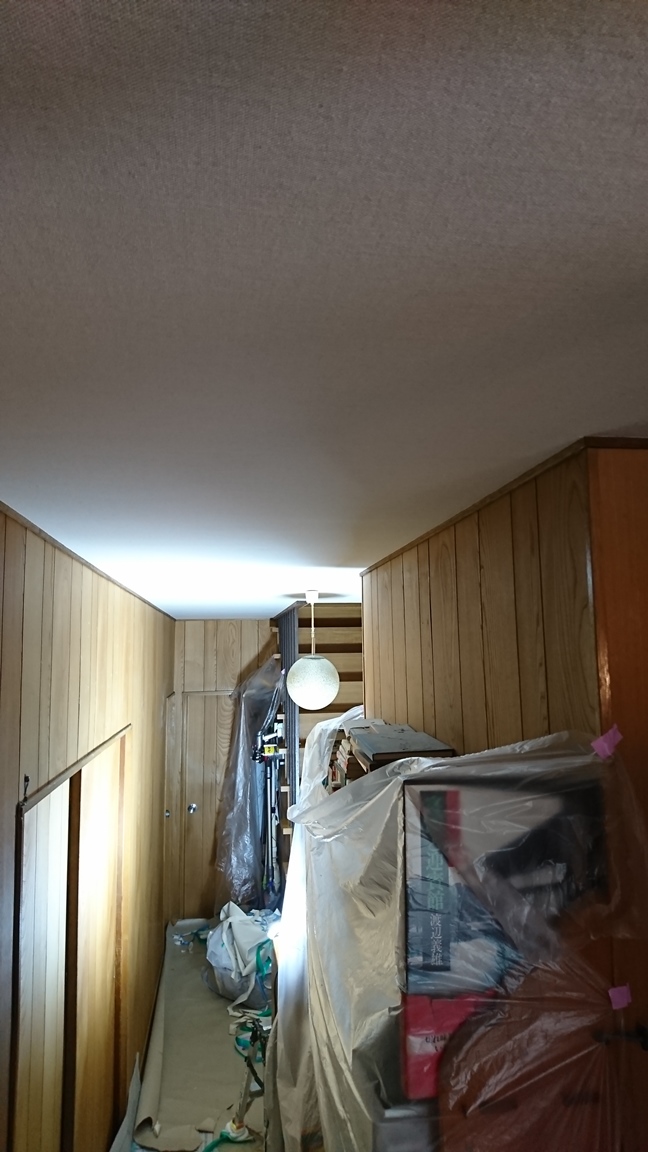 廊下天井を織物壁紙にて施工