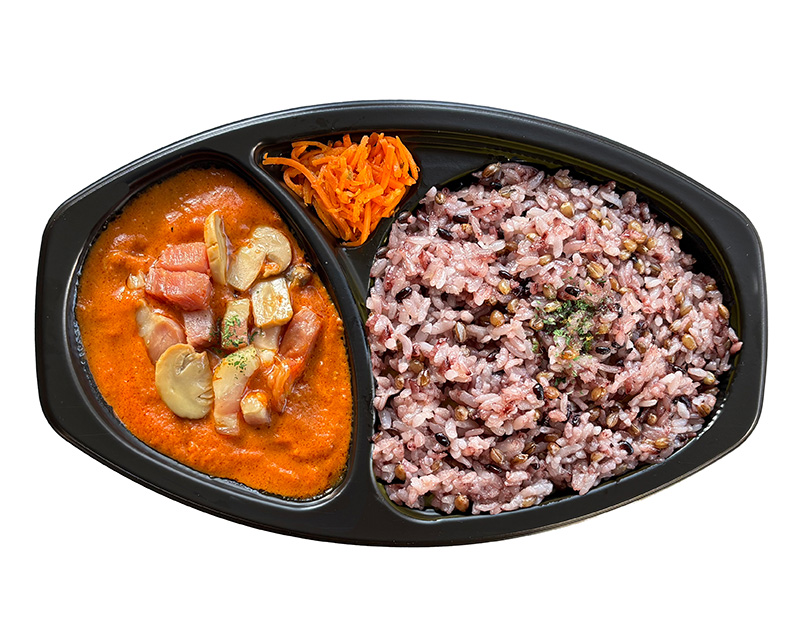 トマトクリームカレー黒米もち麦ごはんのお弁当