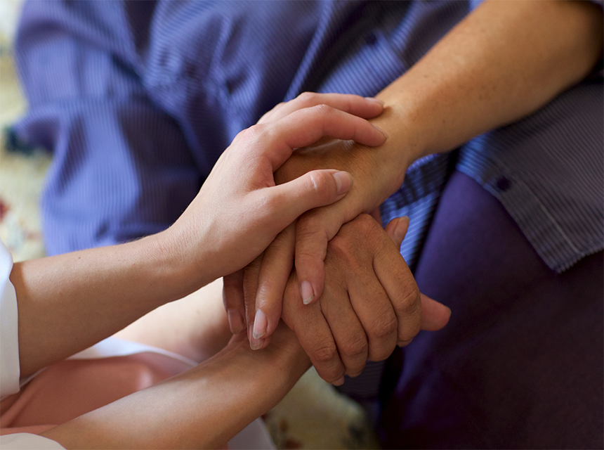 手を取り合う画像