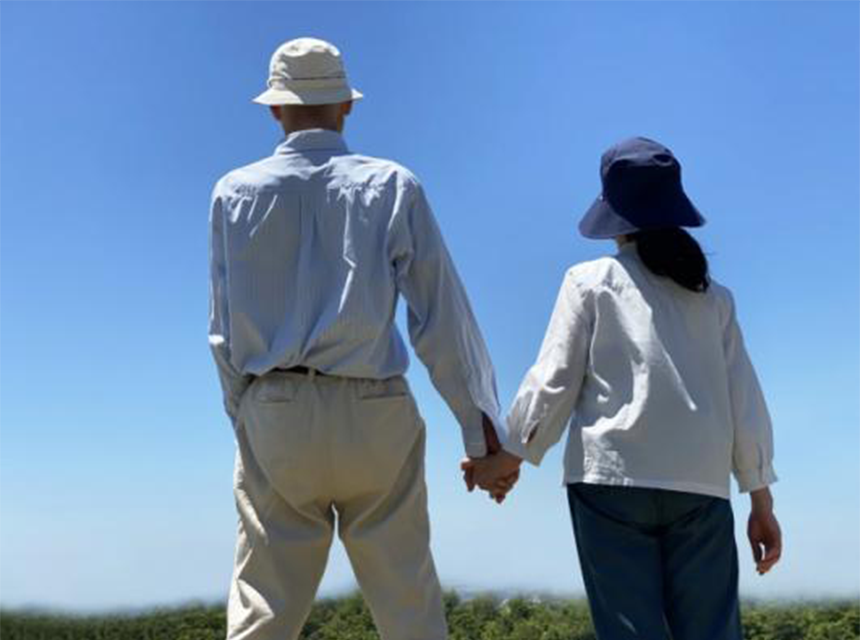 手をつなぐ夫婦後姿