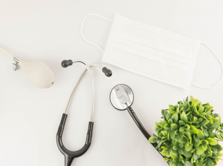 聴診器とマスク写真