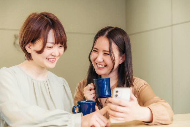 盛り上がるレズビアンカップル