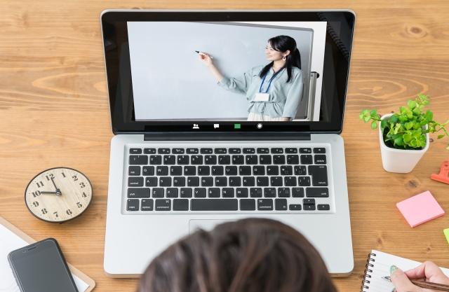 パソコン画面越しの参加者とオンラインでつながり、講師の話に耳を傾けている様子。リラックスした雰囲気の中で、LGBTQ+について学ぶ個人向けセミナーの一場面