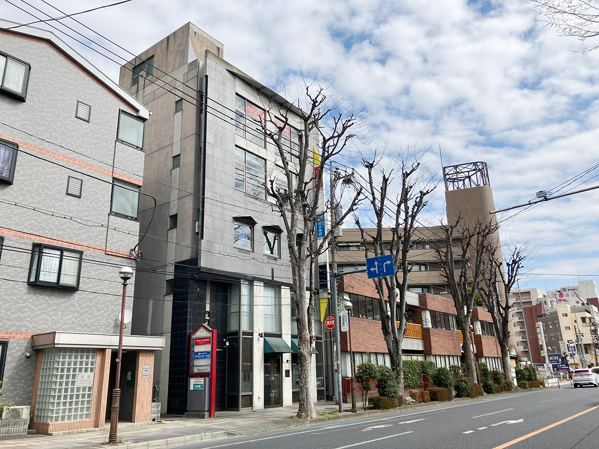 株式会社KMA（埼玉県さいたま市）の相談室が入るATビル外観。3階ワンフロアで周囲の目を気にせず来室できる