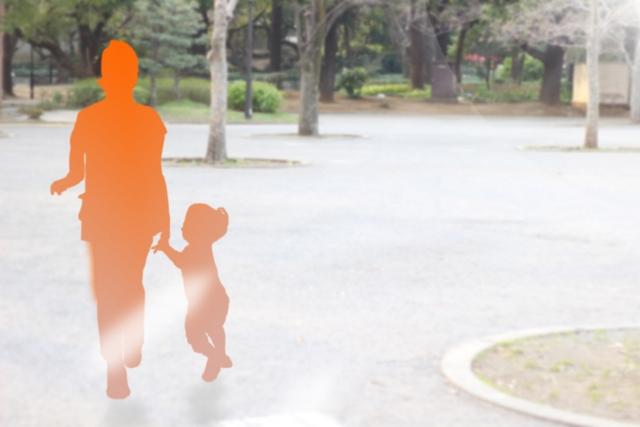 公園で手をつなぐ親子のシルエット。ファミリーシップ制度の中立的な家族イメージ。