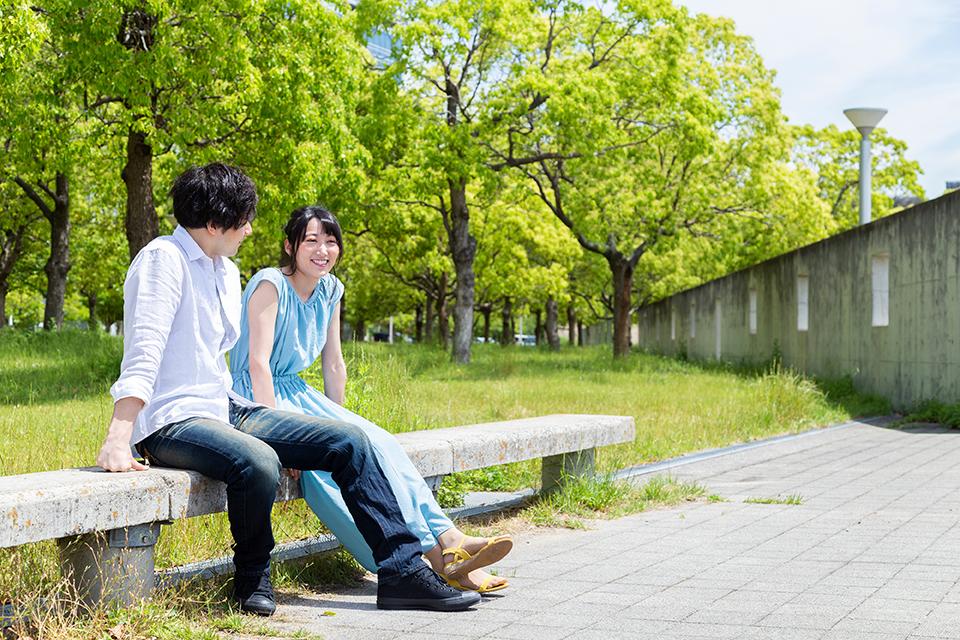 友情結婚や家族の未来について語り合う二人のイメージ