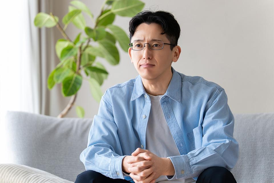 アセクシャルかもしれないと考えながら将来の結婚について悩む男性のサムネイル