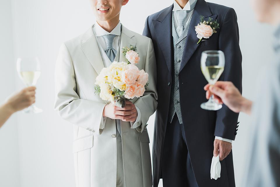 同性カップルの結婚式で家族や友人から祝福を受ける二人のイメージ