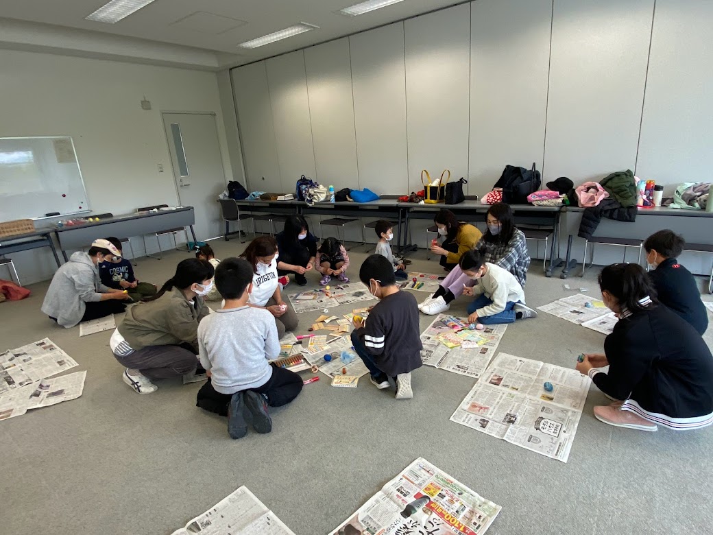 みんなでたまごのかざりつけ