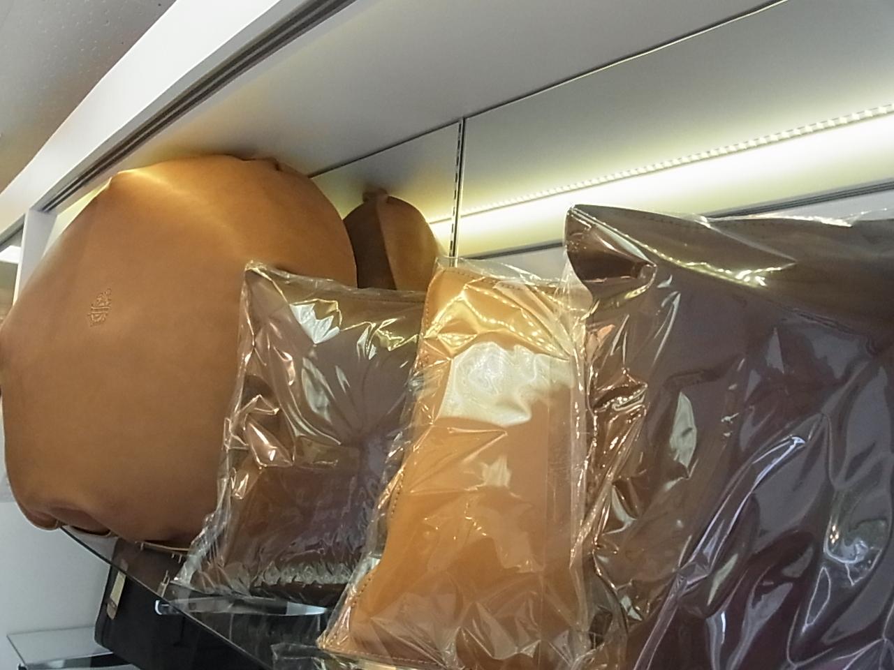 ビッグなレザークッションとソファにぴったりのレザークッションはいずれもテンダーロイン刻印入り!