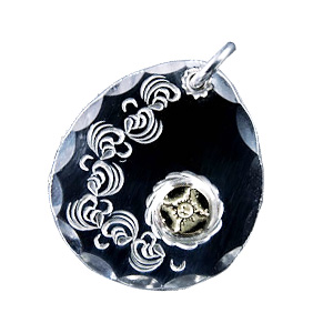 ファーストアローズ K18付 カラ草彫りタタキメタル ペンダントトップ画像