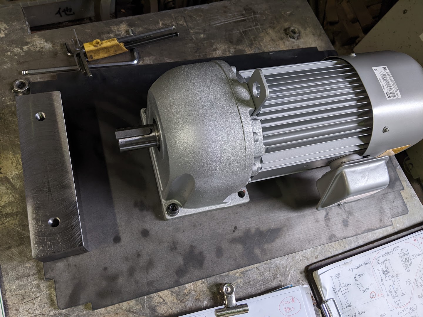 コイルの巻取装置用に選定したギアードモーターを型枠に取付。