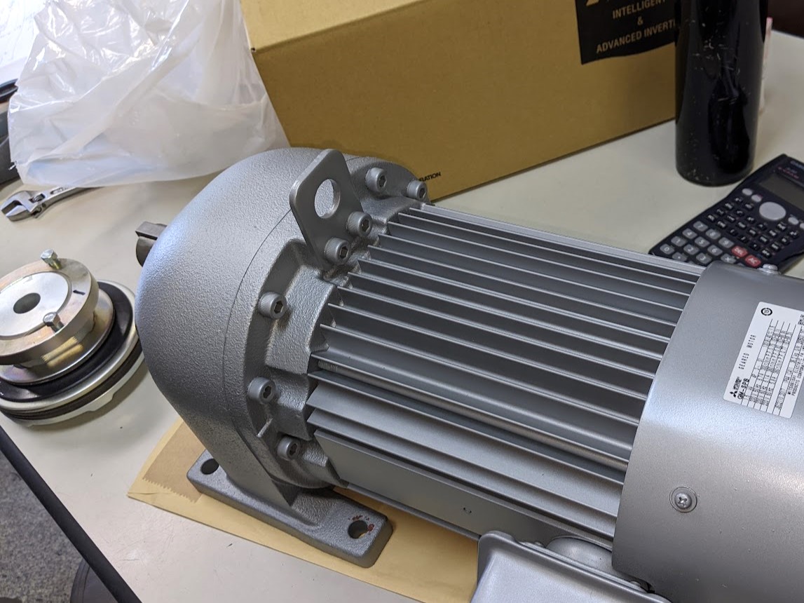 ギアードモーターは使い勝手を考慮してカタログ等を色々と詳しく調べ上げて選定。