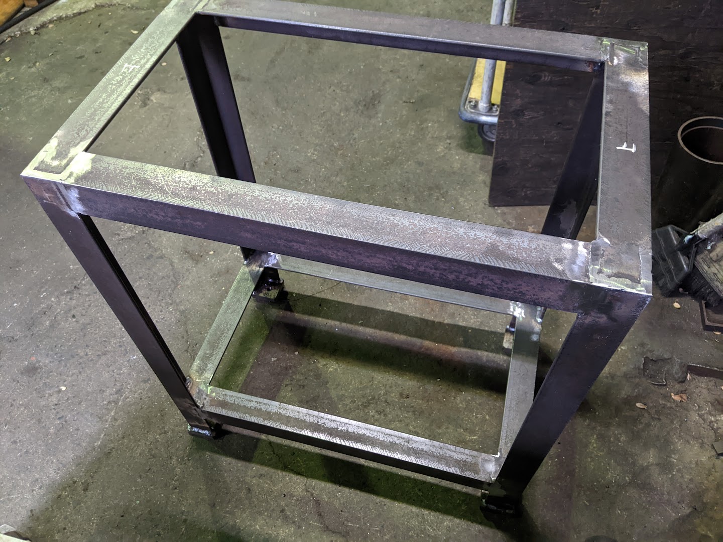 アングル構造で型枠を製作。