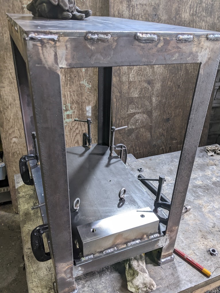 型枠を作る際、溶接で大事なポイントになるのが「直角度」になります!