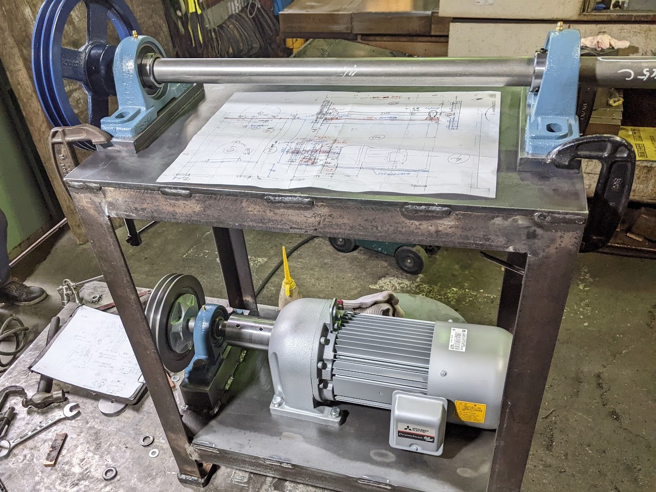 コイル巻取装置のベースができたのでプーリー等を設置。
