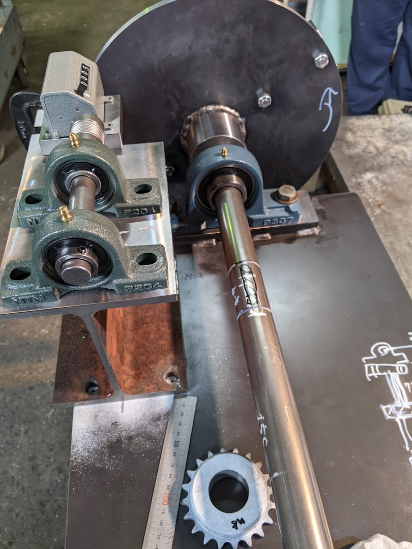 コイル巻取装置のカウンター部分を設置するための土台を製作。