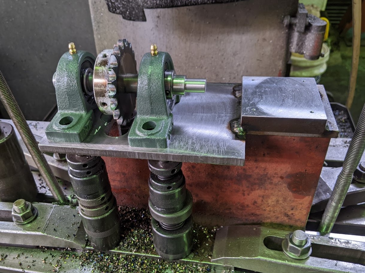 コイル巻取装置の回転数表示にスプロケットを利用。