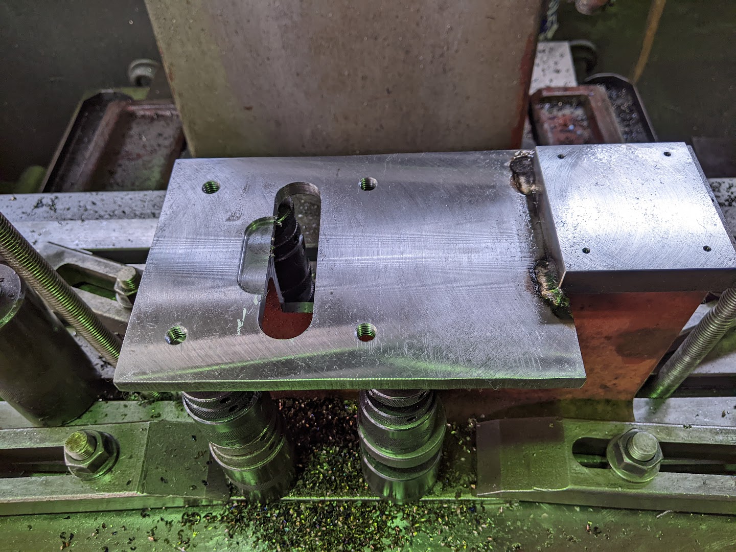 カウンターを置くために取り付け土台にフライス加工を実施。