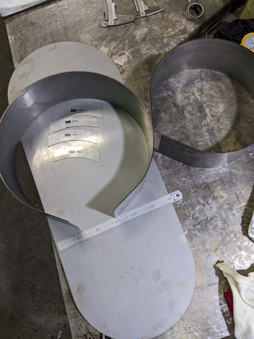 レーザーカット切ってもらったプレートを曲げ機で曲げ。