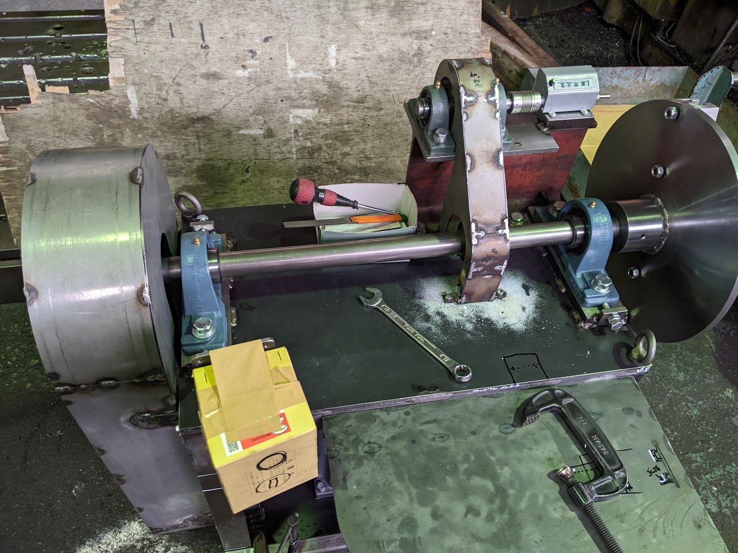 現物合わせで小さなチェーンカバーを製作。