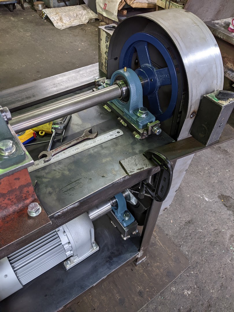 Vプーリーの内側もカバーで覆って安全確保。