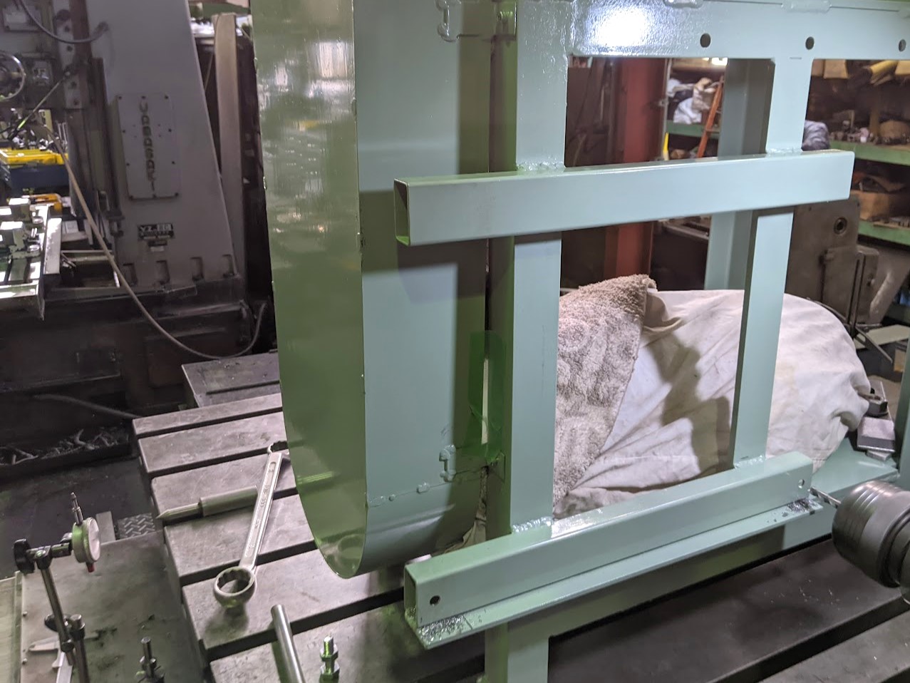 最後の最後、巻取装置の制御盤を取り付ける為の穴加工を本体に入れます。