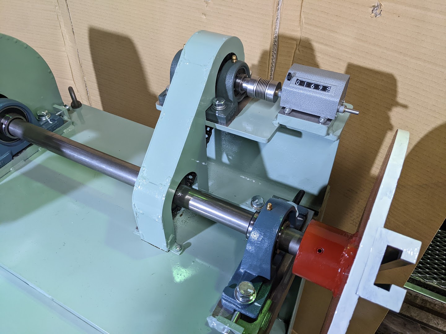 巻取装置の何回転目かを測定するアナログ式(お客様の指示)のカウンターも順調に稼働。