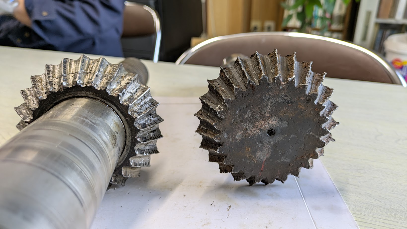 ストレートベベルギアの歯が痩せ細りカップケーキのギザギザみたいになったます。