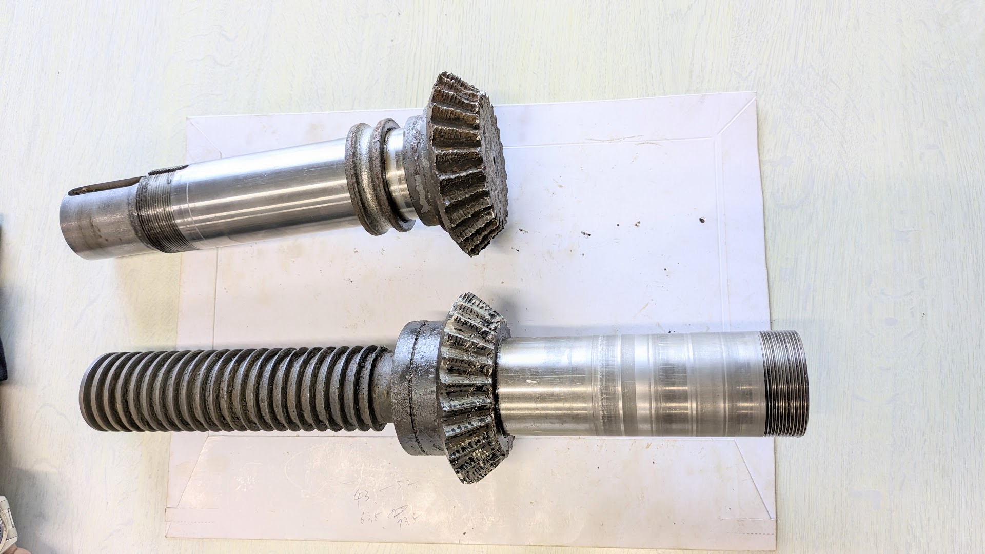 ストレートベベルギアが付いた軸。損傷大の為新作になりました。