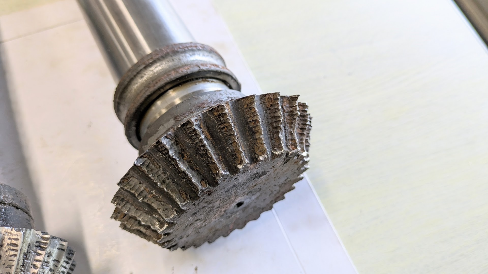 すぐ歯傘歯車の噛み合いは90&deg;で無い＆歯車が軸と一体物のためハードルが上がります。