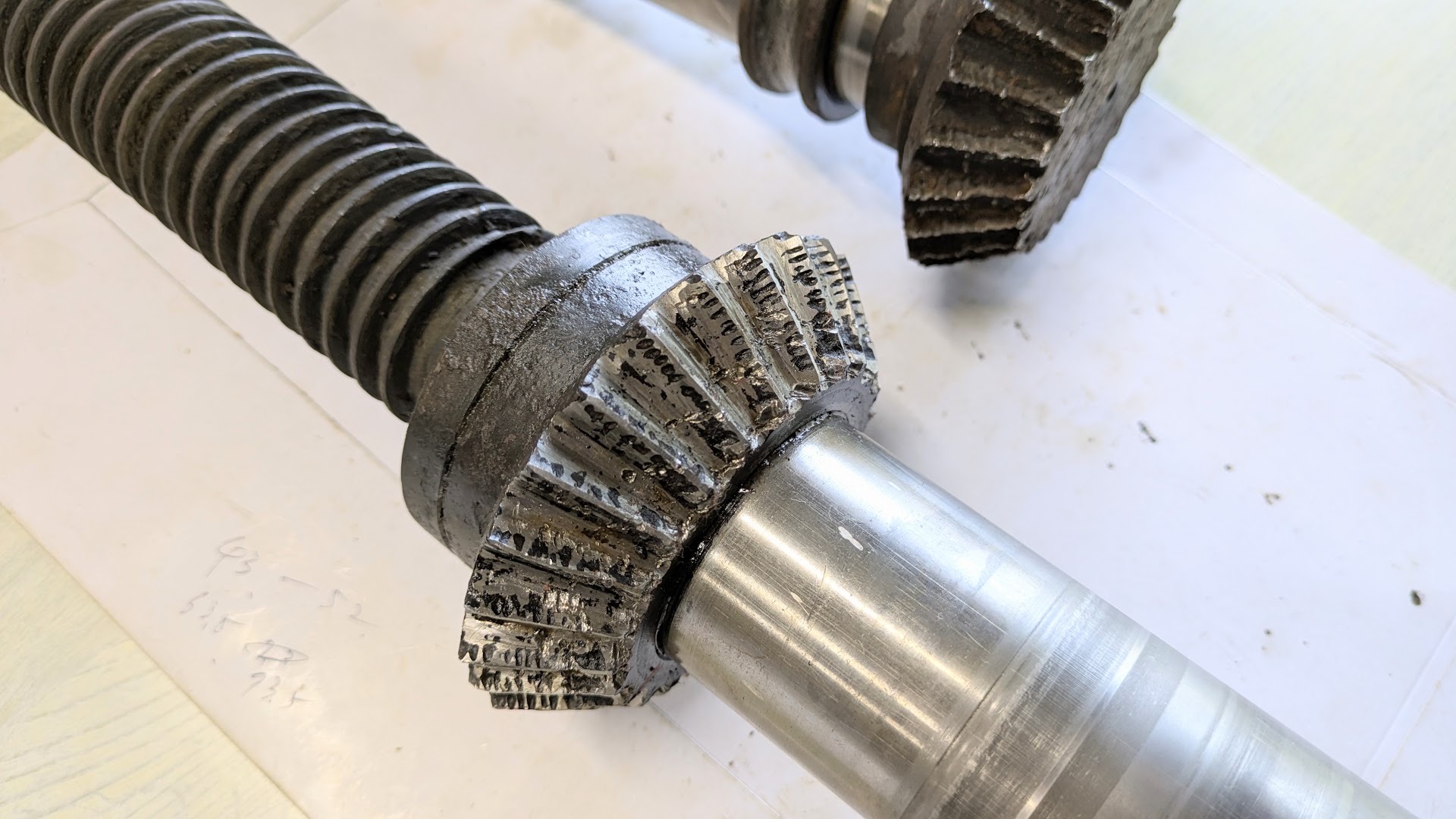 軸に焼き嵌め(？)で組み込まれているストレートベベルギア。