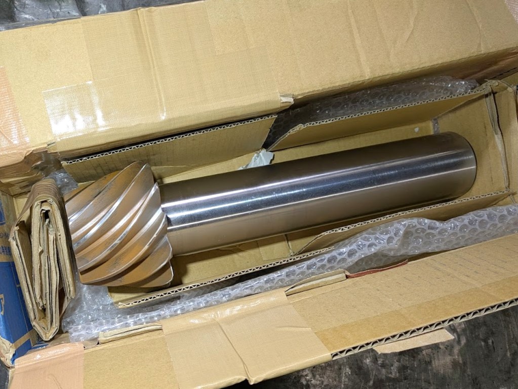 スパイラルベベルギアを歯切り屋さんに完璧に切ってもらいました。