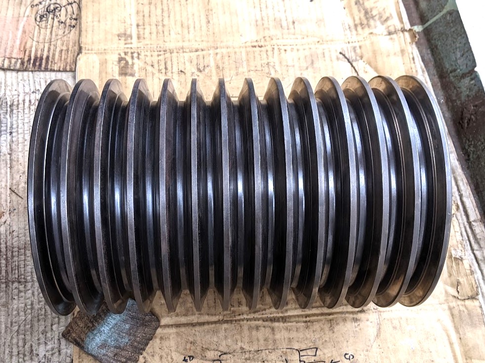 大型のモーターに取り付くプーリーをスケッチして製作。