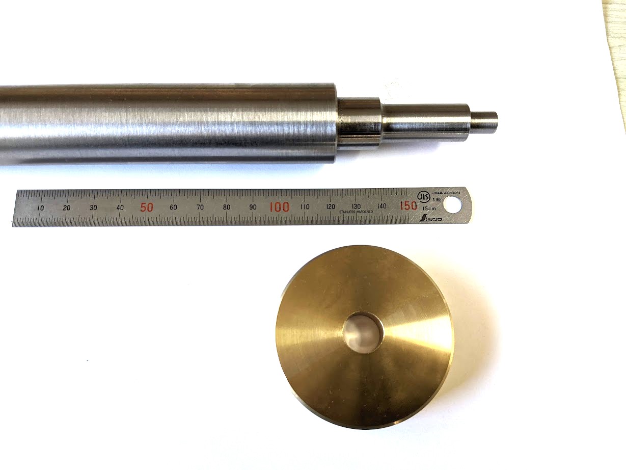 ウォームとウォームホイールの素材を前加工。歯切り屋さんにそれぞれ歯切りしてもらいます。