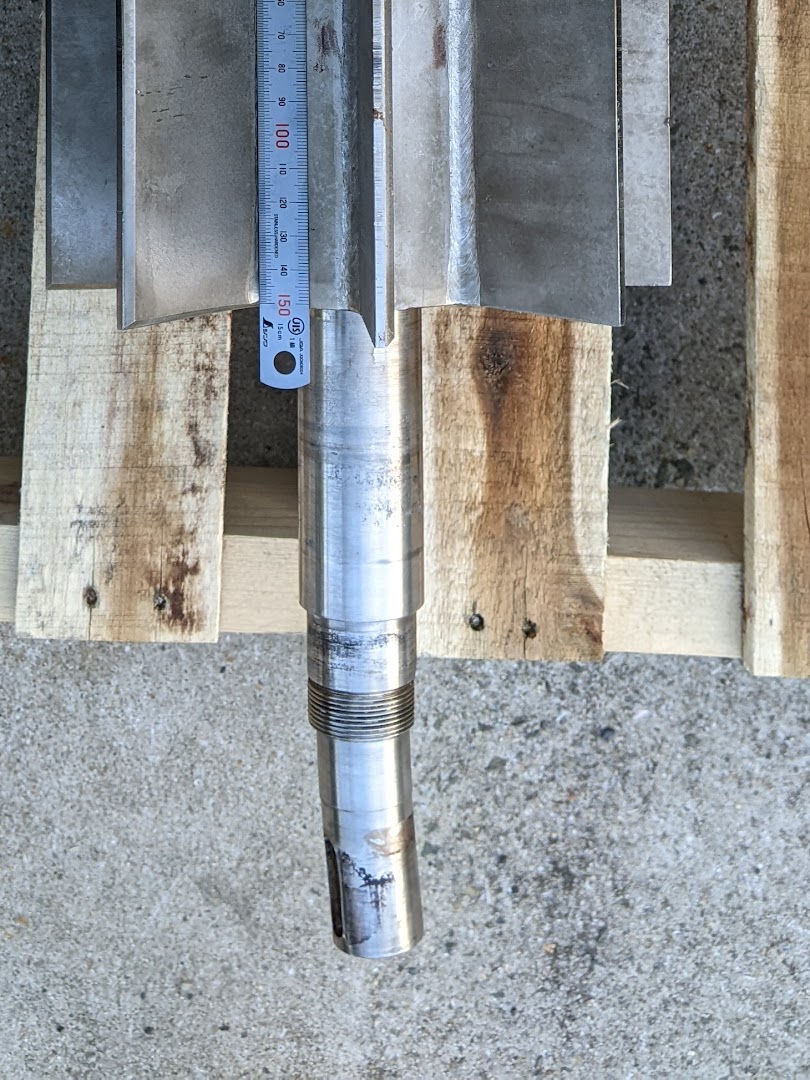 駆動側の軸端が高負荷で曲がってしまったロータリーバルブの軸。