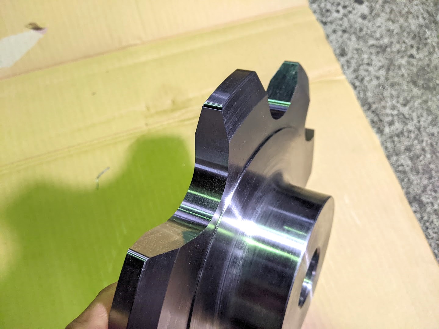 設定通りにマシニングでコンベアチェーンホイールの加工が完了。