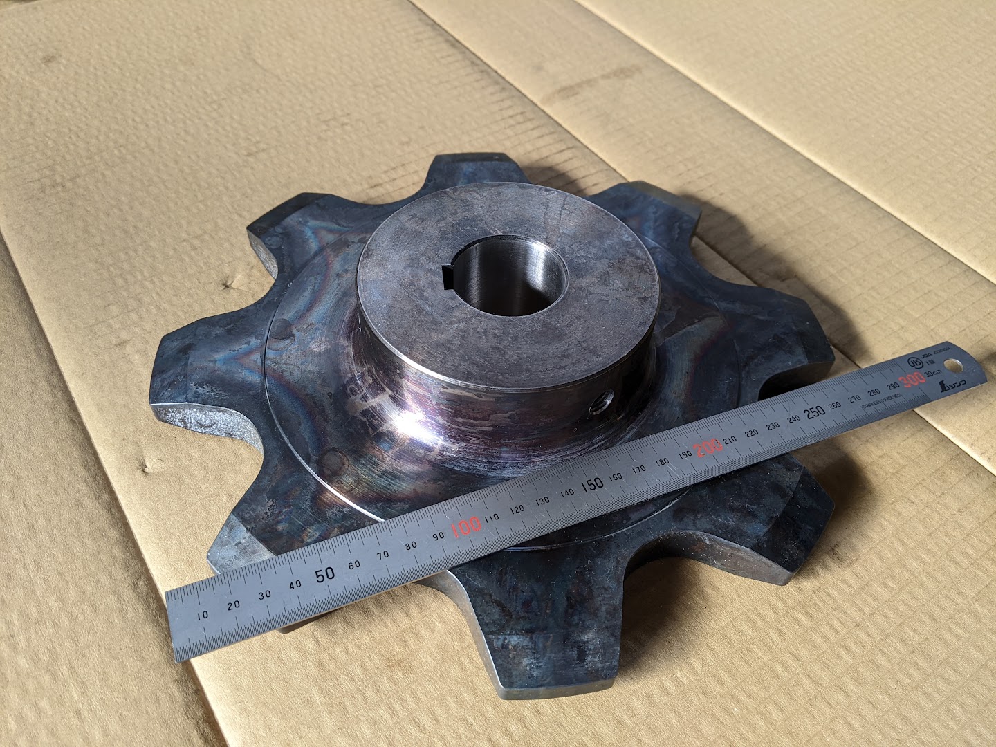 歯面を高周波焼入完了後、内径・キー溝・セットボルト加工を終わらせて全加工が完了。