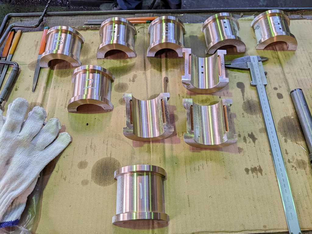 滑り軸受の種類である砲金の半割れメタルを製作。前加工を行いはんだ付けを実施。