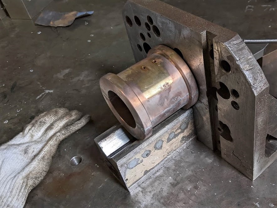 割れメタルのはんだ付けは高い集中力が必要で、温度の見極め、手さばき、正確さが高いレベルで求められます。