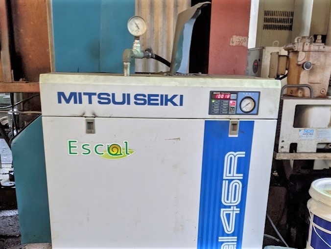 牟田鉄工で使用している三井精機のエアーコンプレッサー。