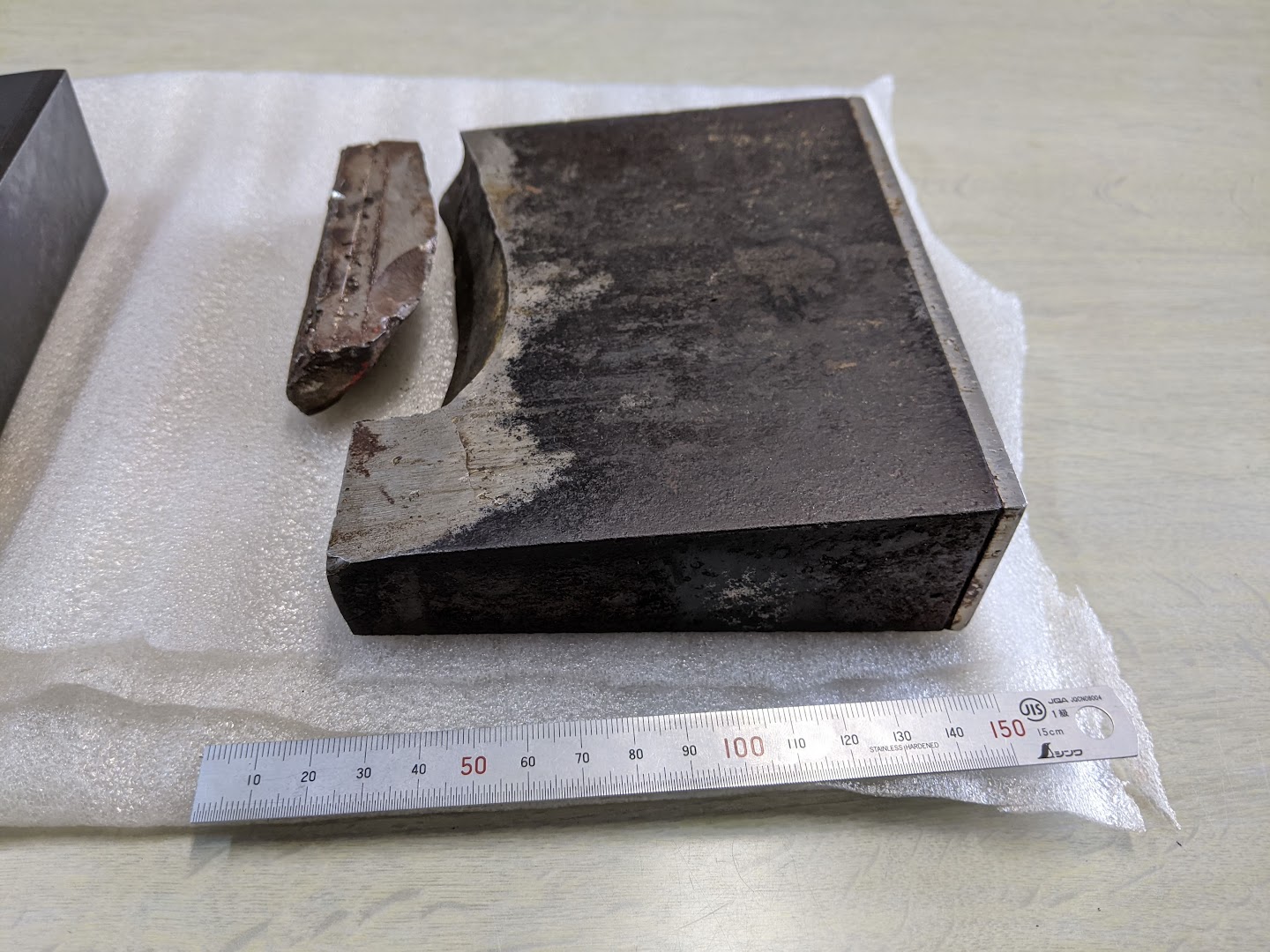 激しく損傷したチッパーシュレッダーの刃。これと全く同じに新品で製作します。