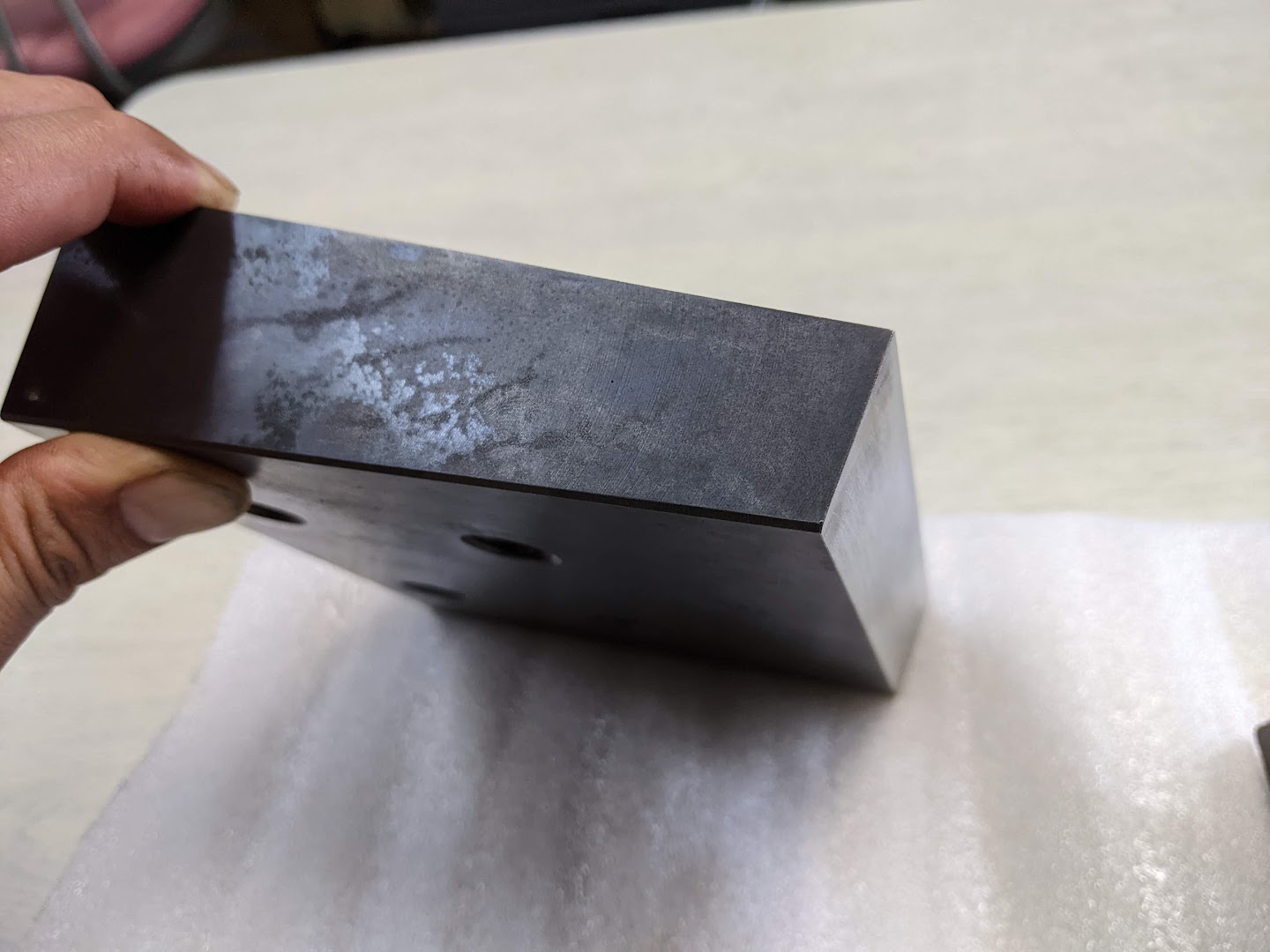 新作したチッパーシュレッダーの刃の切断面をダイヤモンドヤスリで丁寧に手砥ぎ。