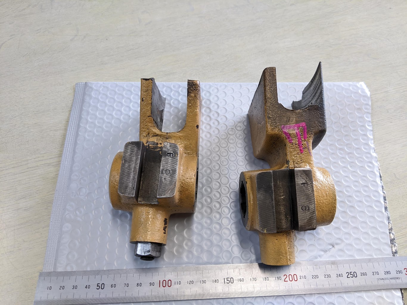 旋盤のギア切替シフターの溝が摩耗で傷んでいるので新規に製作。