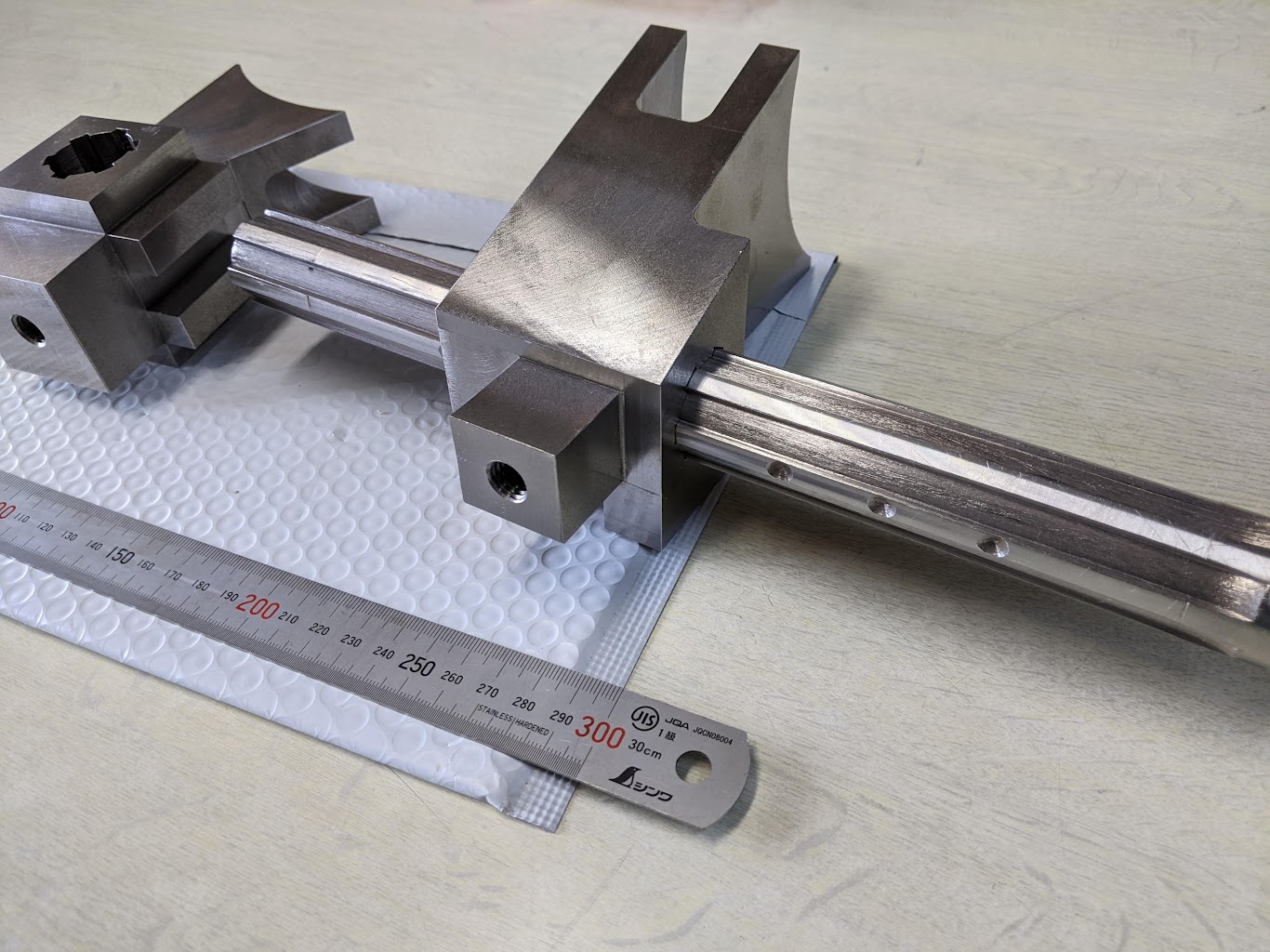 相手のスプライン軸を通した旋盤のギア切替シフターの部品。バッチリキレイにスプラインが通っています(^^)