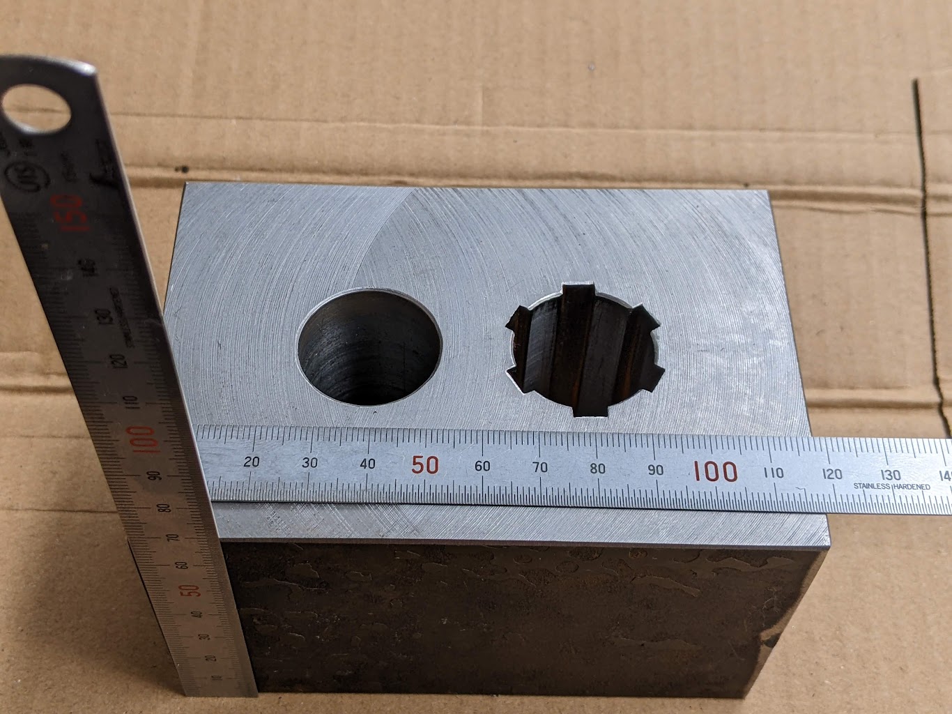 形状が難しいスプライン穴加工をダミー材で試作。