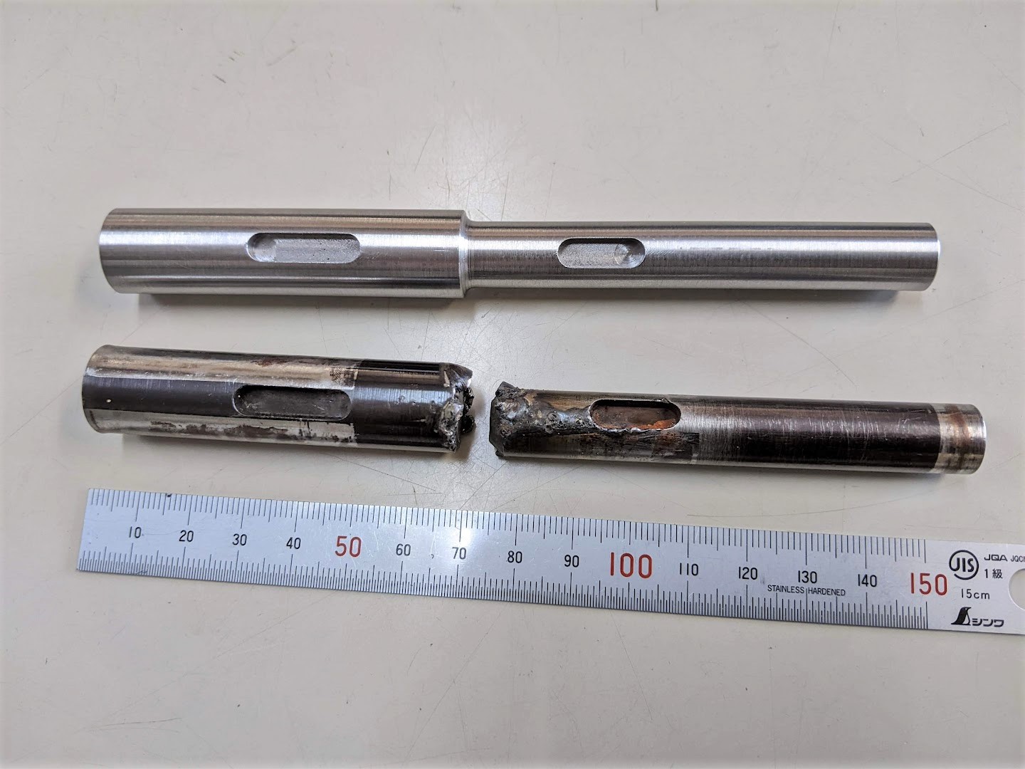 飲料製造装置の部品が折れたので大至急で製作した軸。材質はクロモリの調質材を使用。