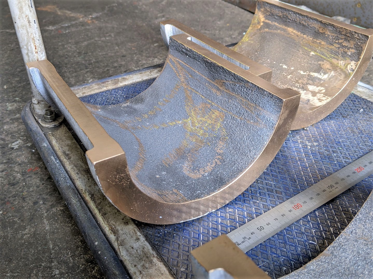 半割れメタルは接地面の精度が大事になるので前加工時にキレイに加工しておきます。