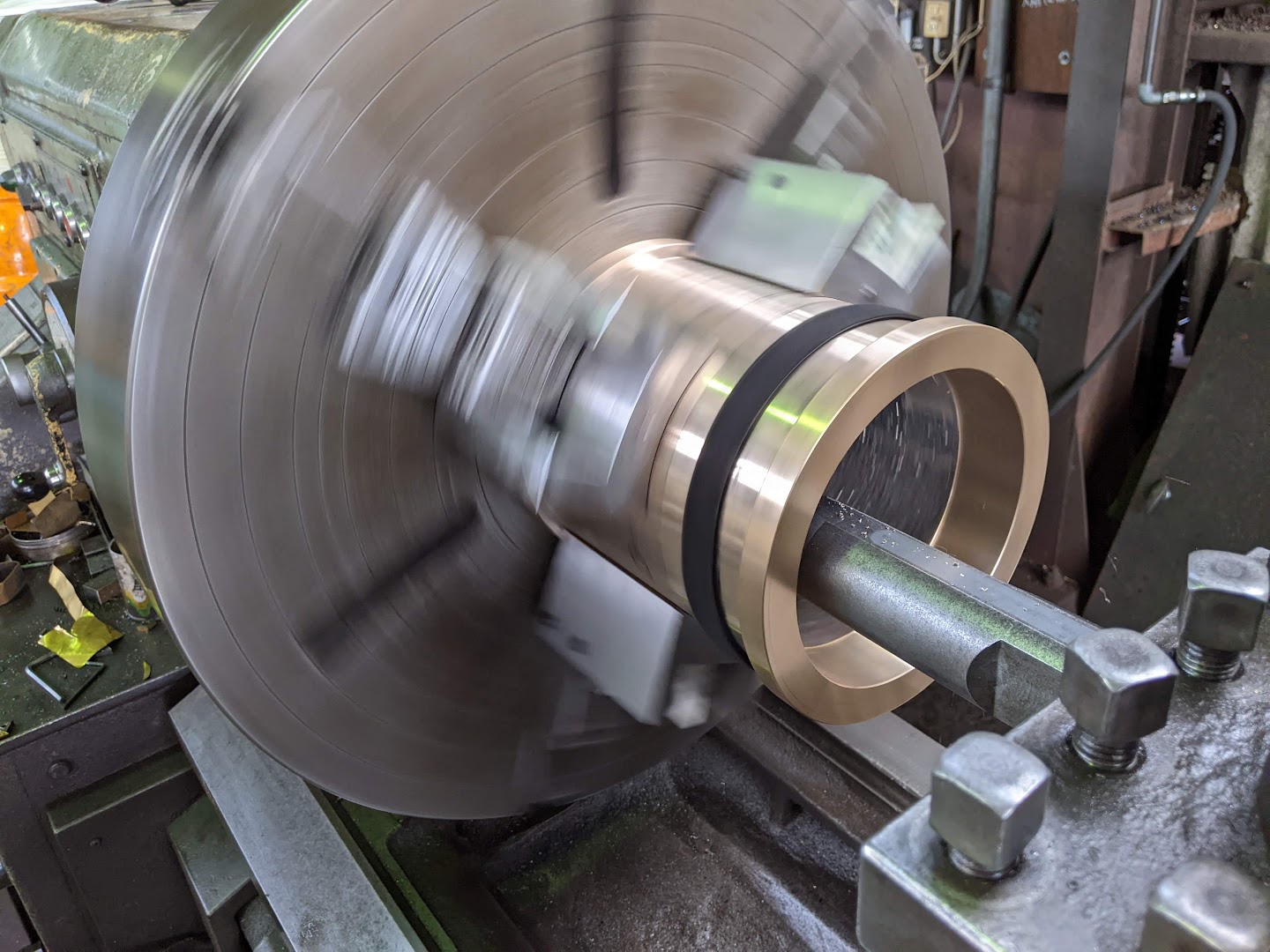 半割メタルのはんだ付け後の旋盤加工