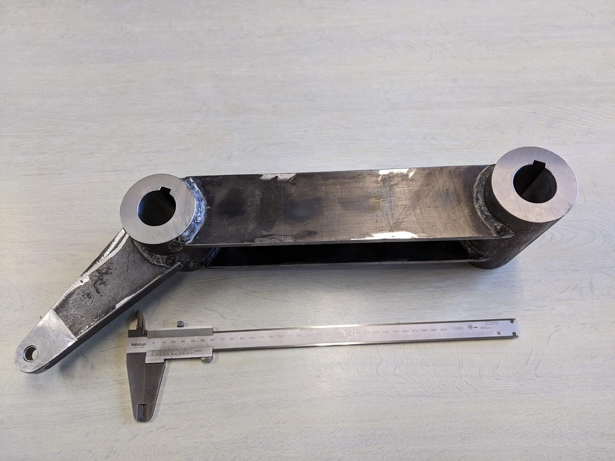 特殊レバーの製作は穴径やキー溝等ずっと頭を捻る加工の連続でした。